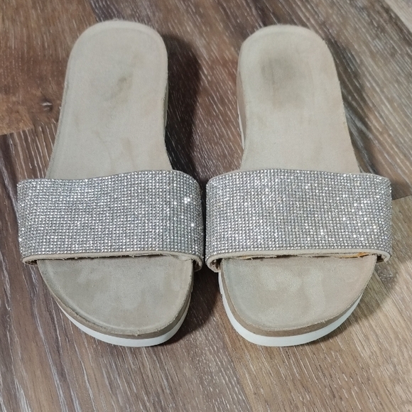 Stylish Silver and Tan Sandals for Everyday Comfort - Picture 6 of 6